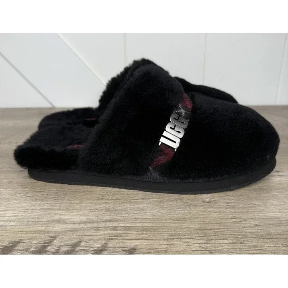 Slippers - Picture 1 of 2